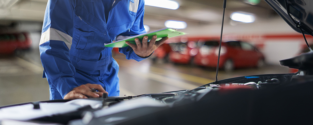 丁寧に車のカスタマイズを行うT-WORKS社員