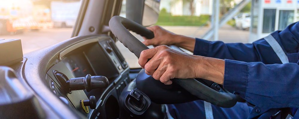 安全運転でお客様へ荷物を届けるT-WORKS社員